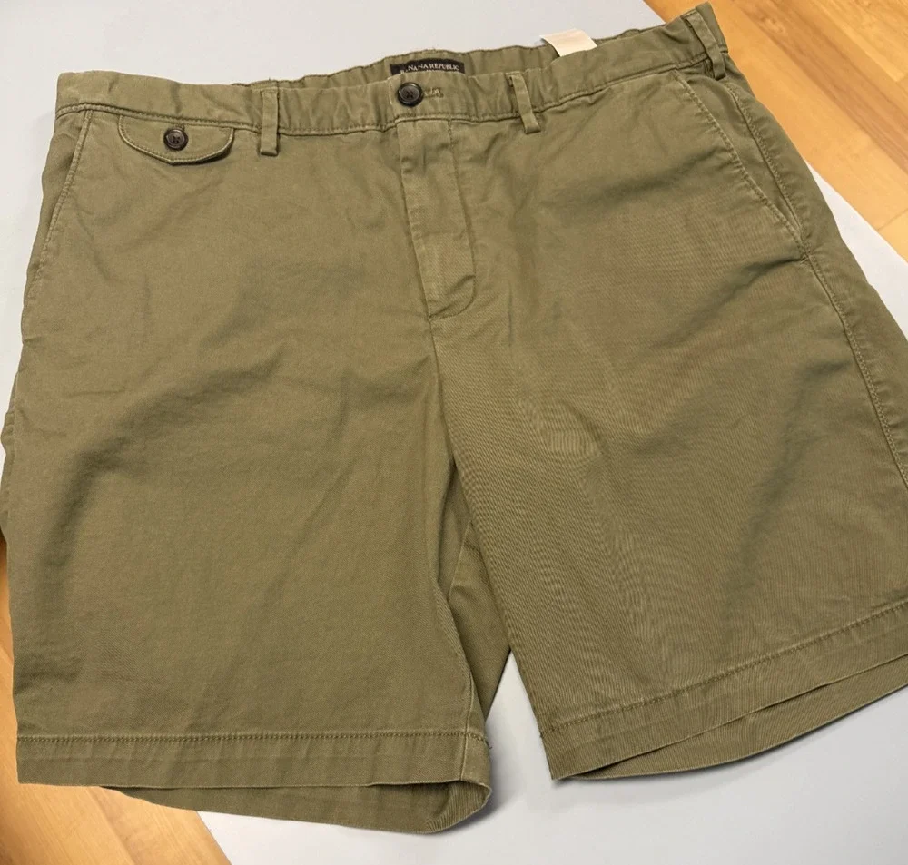 Banana Republic Mens 38 GREEN Lived In Short 8.5